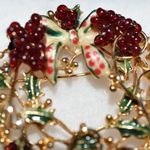 Source Unknown Rare Vintage Christmas Wreath Gold Tone Bow with Berries/Holly Brooch Photo 1