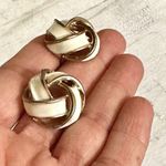 Cream and gold tone swirl post earrings Photo 3
