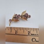 Vintage 50s Gold Tone Metal Leaves Light Purple rhinestone Pin Brooch Photo 2
