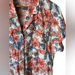 Wilfred  Free Aritzia Collared Hibiscus Floral Button Size XS 
Cropped Boxy Fit Photo 2