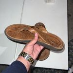 OLUKAI Paniolo Women's Premium Leather flip flop sandals size 38.5 Tan Photo 6