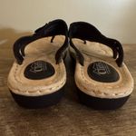 Cliffs by White Mountain Black Faux Leather Thong Sandals Women’s Sz 7.5 Flower Photo 4