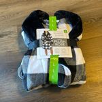 Buffalo checkered cozy plush robe size large White Photo 0