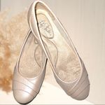 Life Stride  cream colored slip on comfy shoes! Cute design new Photo 1