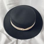 Black Felt Boater Hat With Beige Strap Photo 0
