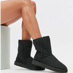 UGG Women's  Classic Short II Sheepskin Boots 1016223 - Black Sz 6 EUC Warm Cute Photo 0