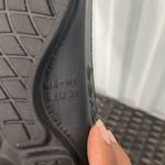 Oofos sandals, women’s size 8 Black Photo 6