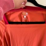 Mountain Hardwear  wicking long sleeve tee with thumb holes hiking and running Photo 3