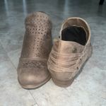 Daisy Fuentes Boots Photo 1