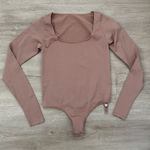 SKIMS  ESSENTIAL LONG SLEEVE SCOOP NECK BODYSUIT | TIGERS EYE Photo 0