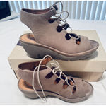 Clarks Clarene Sandals Women’s Wedges Nubuck Suede Tan lace up sz 7 chunky heel Photo 0