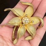 Vintage Unsigned Brushed Gold 3D Flower Brooch Photo 7