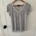 White House | Black Market Zebra V-Neck Tee. Size Small. Photo 2