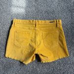 Carve Designs  Womens Corduroy Shorts Dandelion Yellow Size 2 Great Condition Photo 3