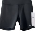Alo Yoga NWT Alo Airlift 5” Black Energy Shorts NWT Size M Photo 3
