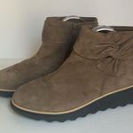 Clarks Clark’s Women’s Taupe Suede Ankle Boots Size 8 / EU 39 Bow Accent Photo 0