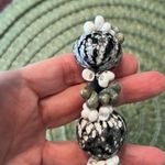 Pods & sea shells adorn this pretty black green & cream bracelet EUC Photo 2