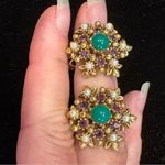 VTG Signed Florenza Clip Floral Earrings Green Cabachon Purple & Pearl Accents Gold Photo 4