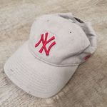 MLB New Era Women New York Yankees Gray and Pink Adjustable Cap 9/Twenty Photo 0