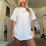 & Other Stories los angeles “clout” pink lettering graphic white short sleeve t shirt Photo 4