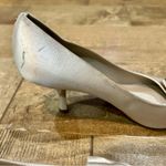 Delman Women’s Silk Peep Toe Pumps with Bows Champagne Size 9.5 FLAW Photo 4