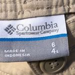 Columbia Women’s 4”  Shorts Beige 3 pockets sz 6 Photo 2