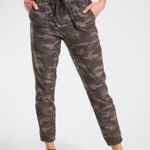 Athleta  camo farallón jogger size 6 Photo 2