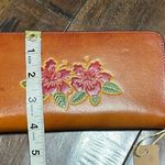 Floral Wristlet Hawaii Hibiscus Flower Embossed Leather Wallet Tropical NWT Photo 7