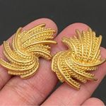 Monet Vintage  Signed Gold-tone Wheat Spray Rope Feather Clip On Earrings Photo 4