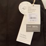 Vuori Women's Meta Crop Pant
Dark Java
Women's Casual Pants Photo 4