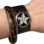 Set of Two Leather Bracelets with Star and Giraffe Print Design Photo 0