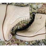 Anthropologie Platform Boot SZ40/ 9.5 Stompy Creme Alligator Embossed Leather Photo 2