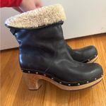 UGG  Australia Lynnea Black Clog Boots Sz 7 Cream Shearling Leather Booties Studs Photo 3