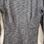 Lululemon  Long Sleeve V Neck Top Thumb Hole Heathered Gray AthleticSize 6‎ Photo 3
