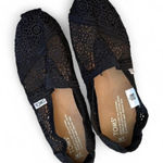 Toms  - Women's Crochet Flats - Black - Size 7 W - Classic Slip-On Style Photo 0