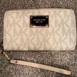 Michael Kors Wallet Wristlet Photo 0