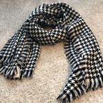 Francesca's New Francesca’s houndstooth fringed scarf holiday pattern new with tag Photo 0