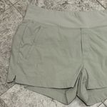 Athleta  Trekkie North Short Khaki Size 18 Photo 2