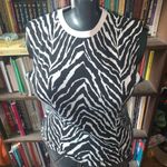 Zyia  black & white zebra stripe raw hem athletic workout S muscle tee Photo 0