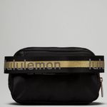 Lululemon  Everywhere Belt Bag 1L *Wordmark
Colour Black/Gold/White Opal Photo 3
