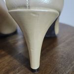 Hush Puppies Soft Style by  Cream Heels Size 7.5 Pearl Cream Pumps Photo 4