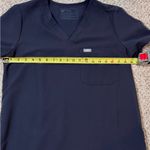 FIGS Catarina Scrub Top M Graphite Charcoal | V-Neck One Pocket | Technical Photo 7