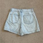Gap light wash jean 3 1/2 short high rise shorts in size 6 / 28 Photo 2