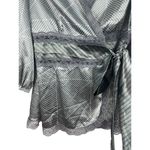 Capacity Unlimited Gray Spiderweb Like Design Lace Trim Wrap Satin Feel XL Top Photo 3