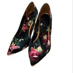 London
Ted Baker's Neevo 3 Floral
Satin Heels SizeEU 37, US 6.5 Photo 1