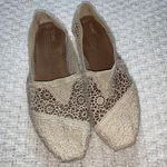 Toms Ivory Lace Slip On Shoes Size 8 Like New Photo 0