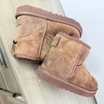 UGG  Women’s Classic Bootssize 7 Photo 3