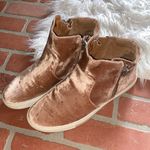 Kenneth Cole  Carole blush velvet sneakers Photo 2