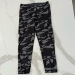 Vineyard Vines  Performance Reversible Leggings Women’s Medium Whale/Camo Print Photo 8