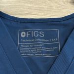 FIGS Catarina One Pocket Scrub Top – Women’s XXS Blue Technical Collection Photo 2